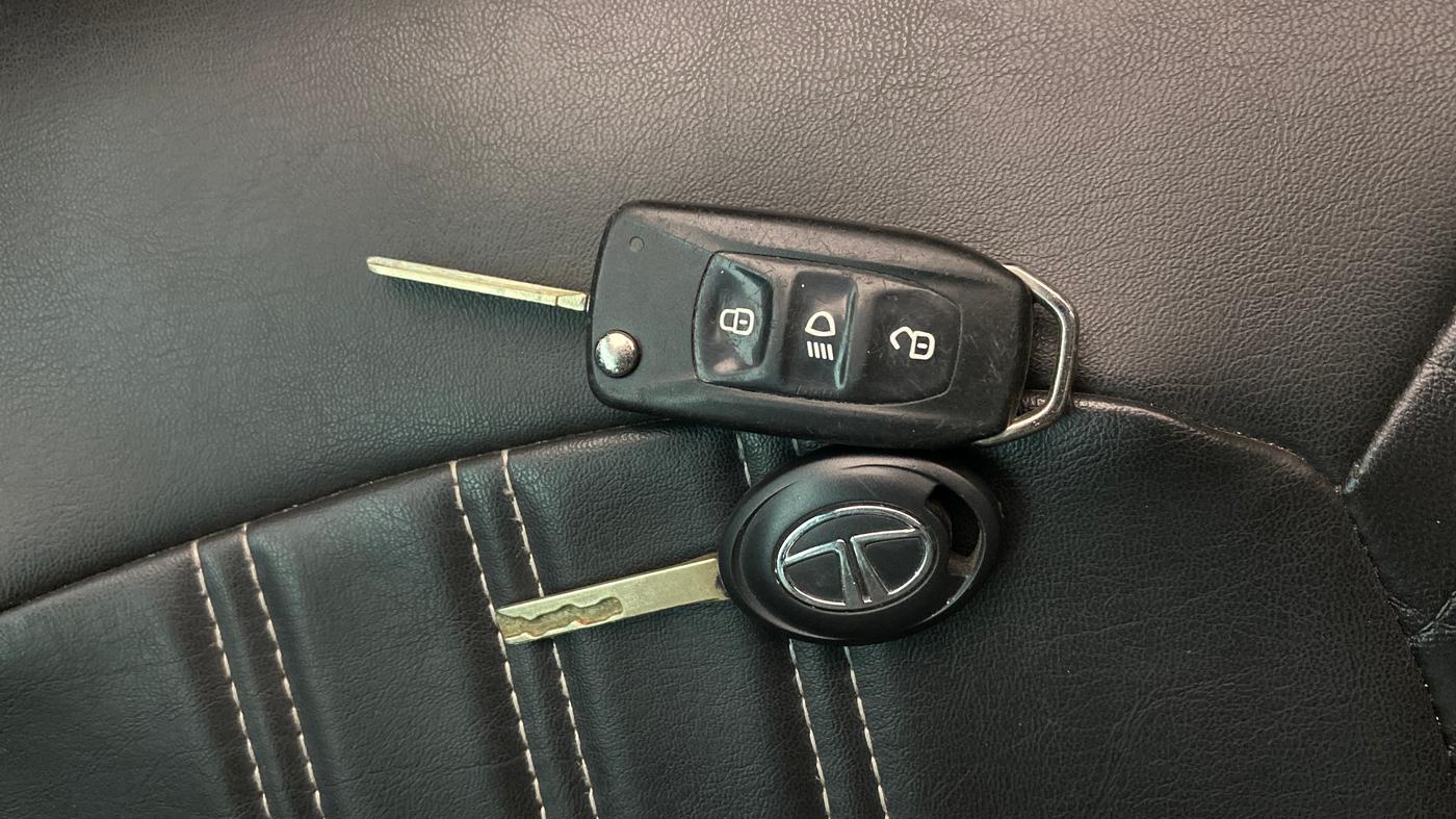 2021 Tata NEXON XM SUNROOF PETROL, Petrol, Manual, 56,947 km, Key Close Up