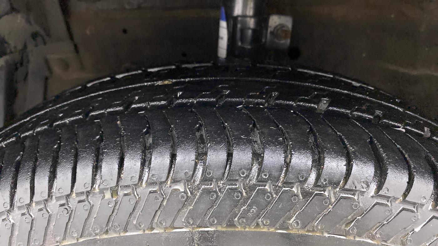 2013 Maruti Swift VXI, Petrol, Manual, 69,428 km, Left Front Tyre Tread