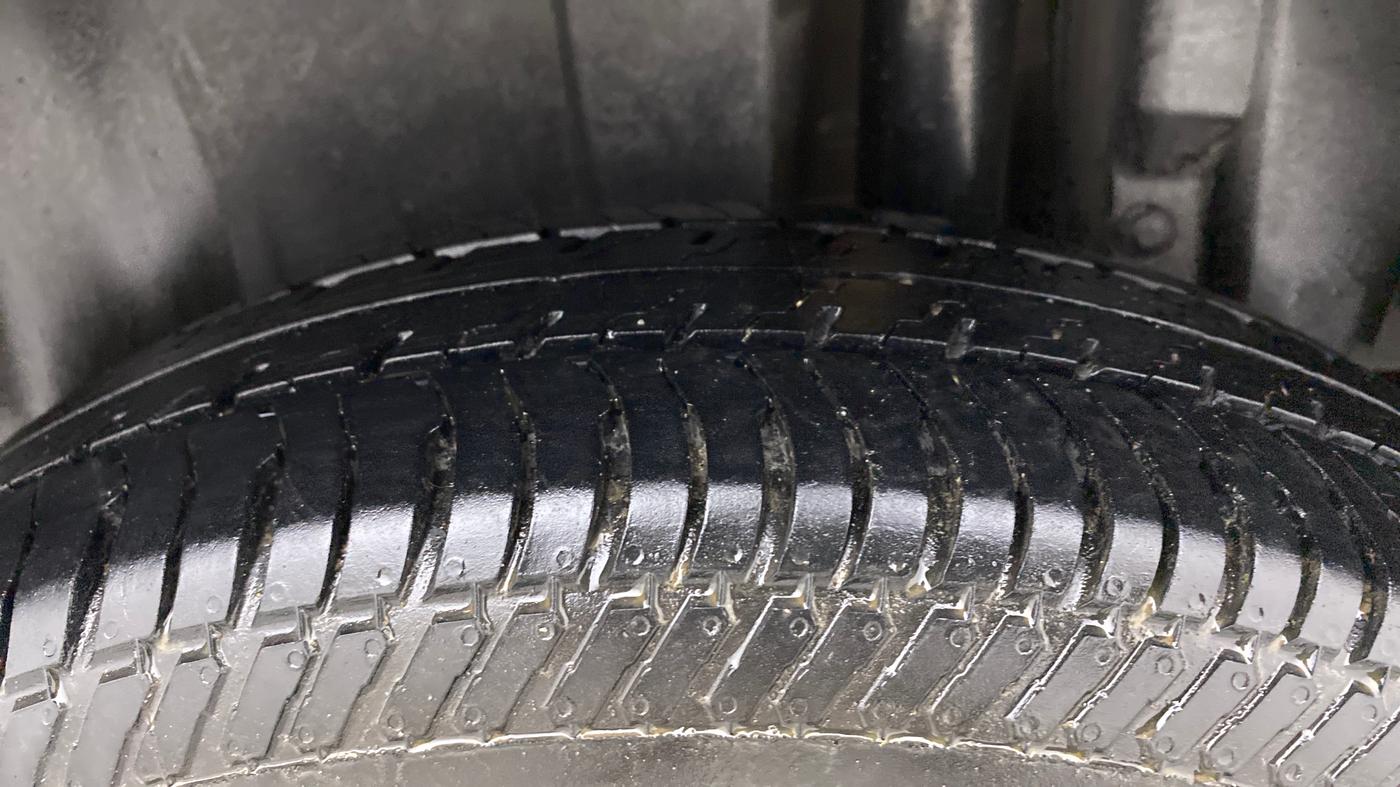 2013 Maruti Swift VXI, Petrol, Manual, 69,428 km, Left Rear Tyre Tread