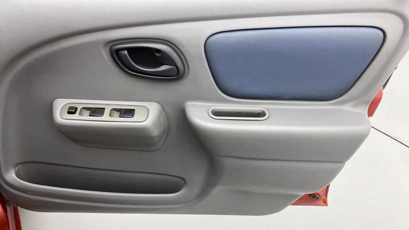 2011 Maruti Alto K10 VXI, CNG, Manual, 88,421 km, Driver Side Door Panels Control