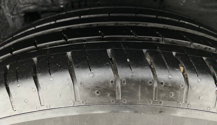 2016 Toyota Corolla Altis G, Petrol, Manual, 76,561 km, Left Rear Tyre Tread