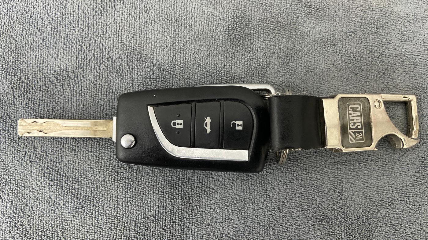 2016 Toyota Corolla Altis G, Petrol, Manual, 76,561 km, Key Close Up
