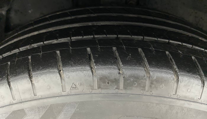 2016 Toyota Corolla Altis G, Petrol, Manual, 76,561 km, Left Front Tyre Tread