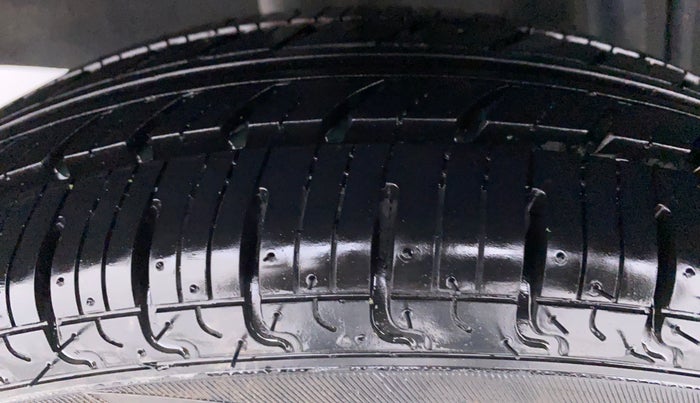 2016 Renault Kwid RXL, Petrol, Manual, 53,914 km, Right Rear Tyre Tread