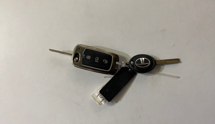 2021 Tata Tiago XT PETROL, CNG, Manual, 63,132 km, Key Close Up