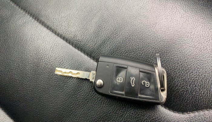 2019 Volkswagen TIGUAN HIGHLINE TDI AT, Diesel, Automatic, 1,11,433 km, Key Close Up