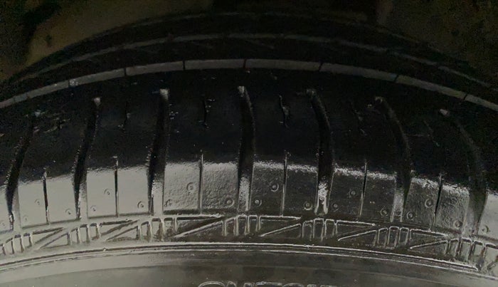 2014 Toyota Innova 2.5 GX 7 STR, Diesel, Manual, 1,04,512 km, Left Rear Tyre Tread