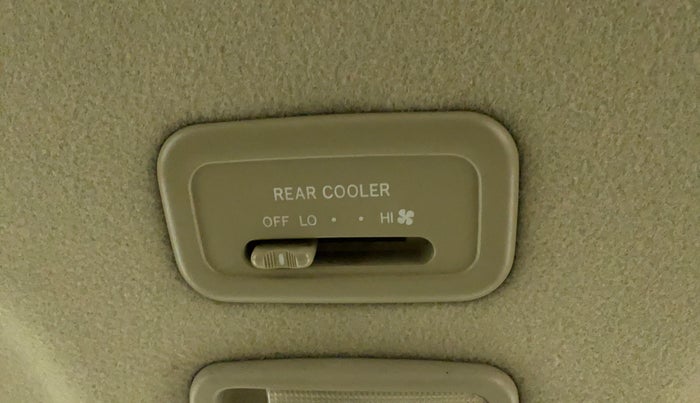 2014 Toyota Innova 2.5 GX 7 STR, Diesel, Manual, 1,04,512 km, Rear AC Temperature Control