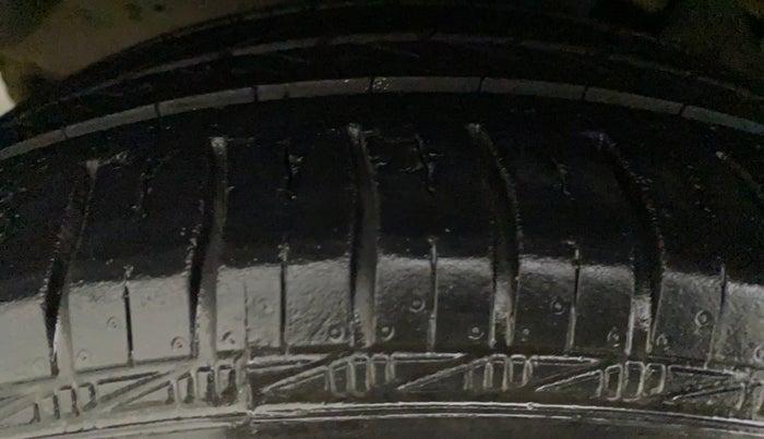 2014 Toyota Innova 2.5 GX 7 STR, Diesel, Manual, 1,04,512 km, Left Front Tyre Tread