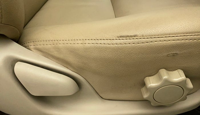 2014 Toyota Innova 2.5 GX 7 STR, Diesel, Manual, 1,04,512 km, Driver Side Adjustment Panel