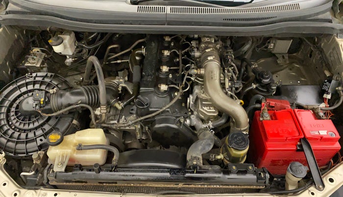 2014 Toyota Innova 2.5 GX 7 STR, Diesel, Manual, 1,04,512 km, Open Bonet