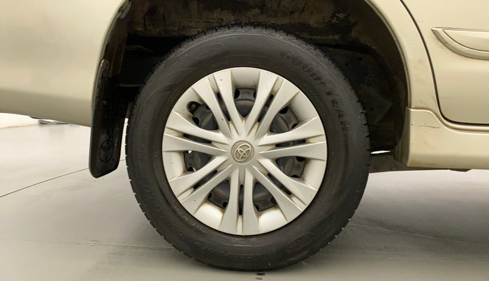 2014 Toyota Innova 2.5 GX 7 STR, Diesel, Manual, 1,04,512 km, Right Rear Wheel