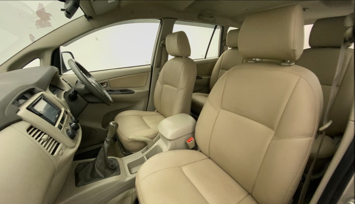 2014 Toyota Innova 2.5 GX 7 STR, Diesel, Manual, 1,04,512 km, Right Side Front Door Cabin