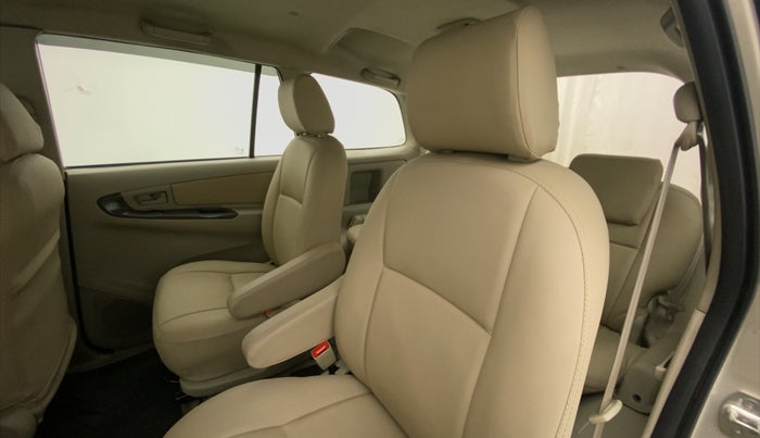 2014 Toyota Innova 2.5 GX 7 STR, Diesel, Manual, 1,04,512 km, Right Side Rear Door Cabin