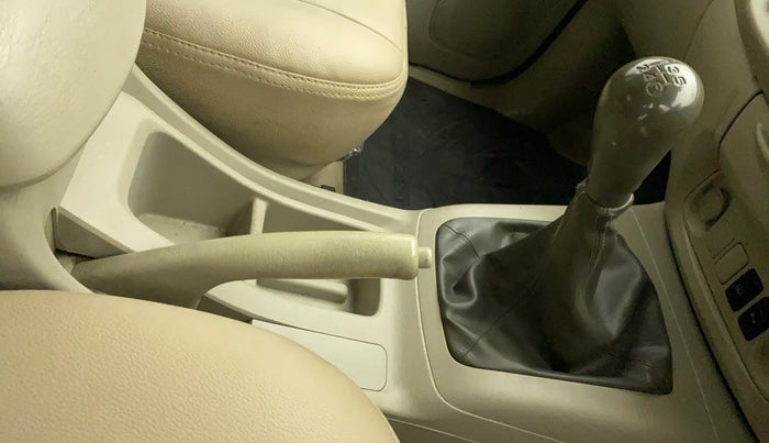 2014 Toyota Innova 2.5 GX 7 STR, Diesel, Manual, 1,04,512 km, Gear Lever