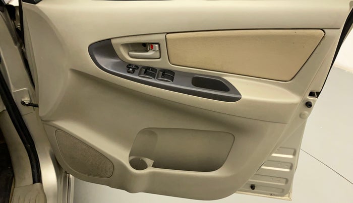 2014 Toyota Innova 2.5 GX 7 STR, Diesel, Manual, 1,04,512 km, Driver Side Door Panels Control