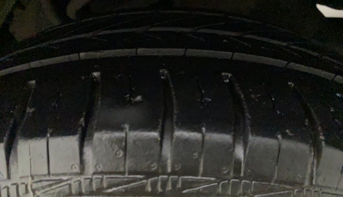 2014 Toyota Innova 2.5 GX 7 STR, Diesel, Manual, 1,04,512 km, Right Rear Tyre Tread