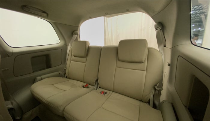 2014 Toyota Innova 2.5 GX 7 STR, Diesel, Manual, 1,04,512 km, Third Seat Row ( optional )