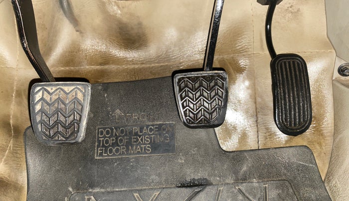 2014 Toyota Innova 2.5 GX 7 STR, Diesel, Manual, 1,04,512 km, Pedals