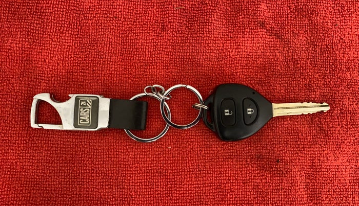 2014 Toyota Innova 2.5 GX 7 STR, Diesel, Manual, 1,04,512 km, Key Close Up