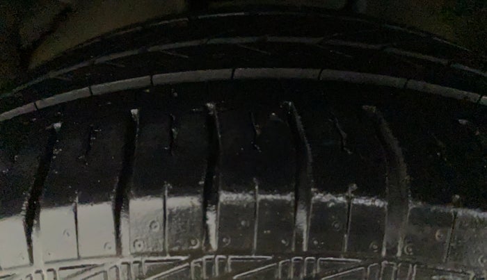 2014 Toyota Innova 2.5 GX 7 STR, Diesel, Manual, 1,04,512 km, Right Front Tyre Tread