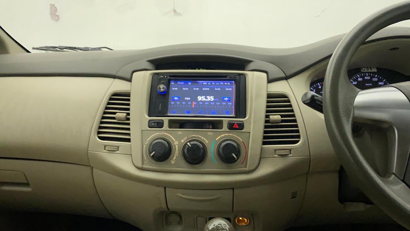 2014 Toyota Innova 2.5 GX 7 STR, Diesel, Manual, 1,04,512 km, Air Conditioner
