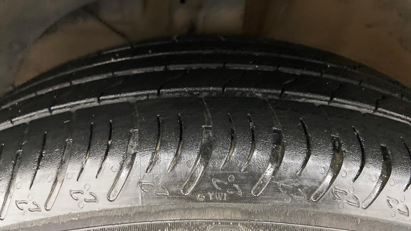 2022 Maruti XL6 ALPHA PLUS MT DUAL TONE, Petrol, Manual, 30,516 km, Left Front Tyre Tread