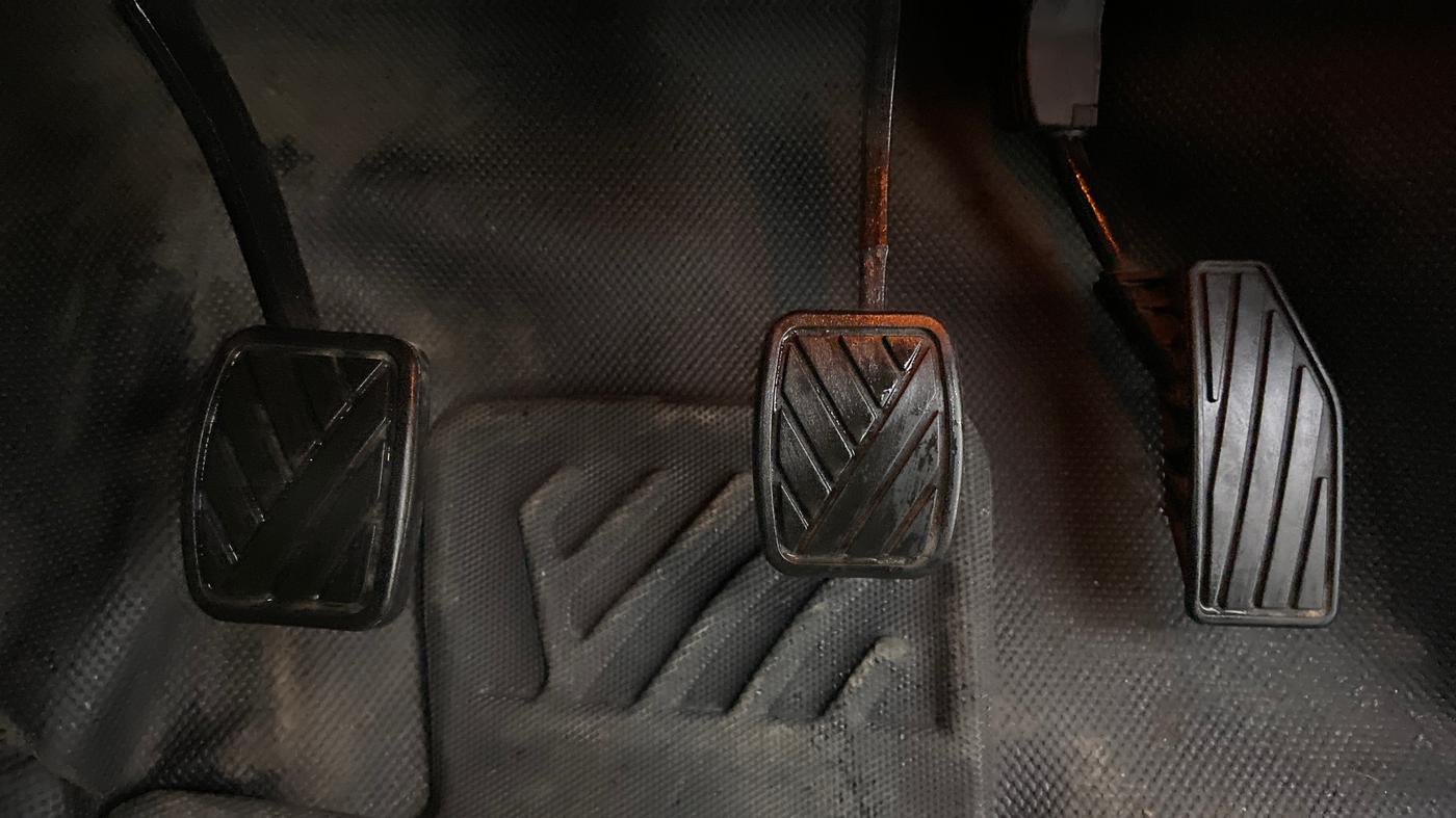 2022 Maruti XL6 ALPHA PLUS MT DUAL TONE, Petrol, Manual, 30,516 km, Pedals