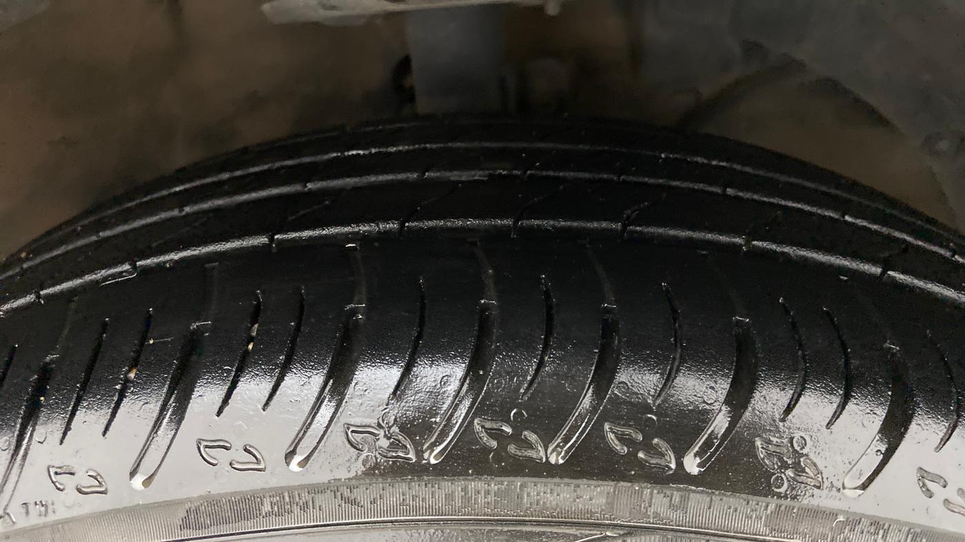 2022 Maruti XL6 ALPHA PLUS MT DUAL TONE, Petrol, Manual, 30,516 km, Right Front Tyre Tread
