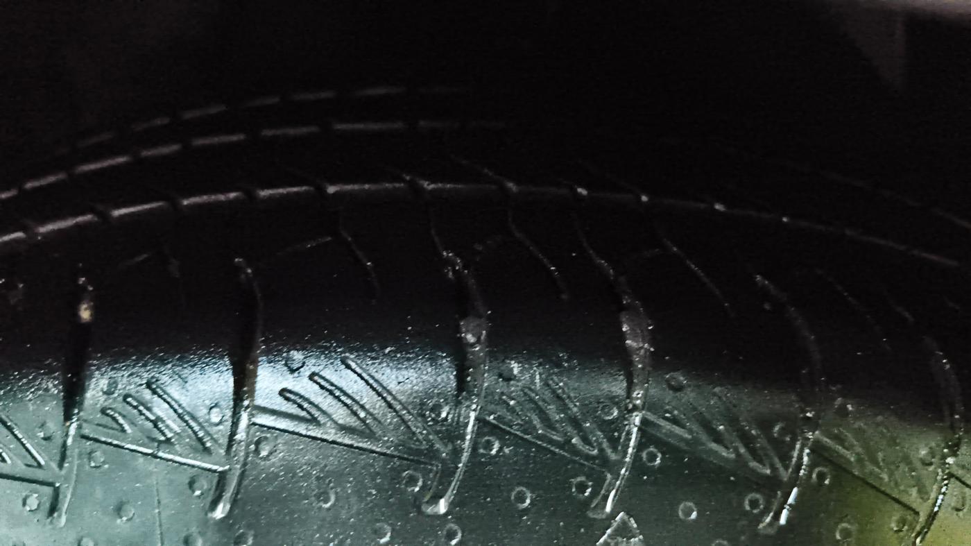 2020 Mahindra XUV300 W8 (O) 1.2 PETROL, CNG, Manual, 95,025 km, Left Front Tyre Tread