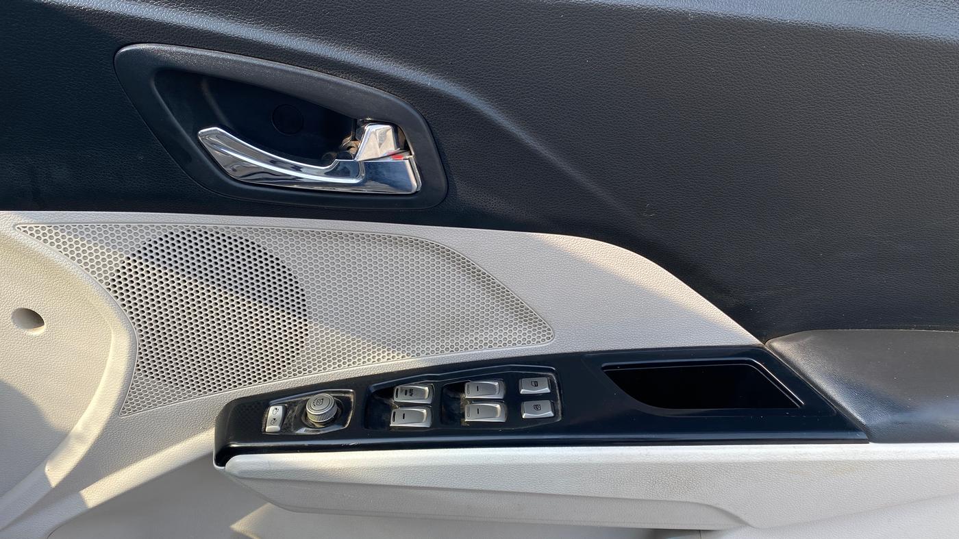 2021 Mahindra XUV300 W8 (O) 1.5 DIESEL, Diesel, Manual, 80,893 km, Driver Side Door Panels Control