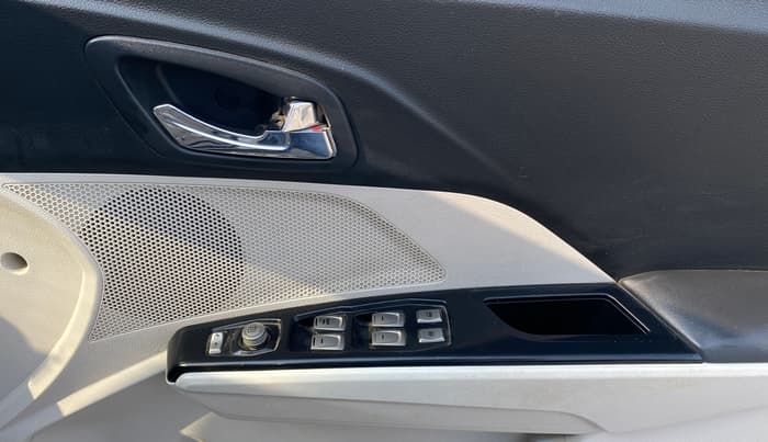 2021 Mahindra XUV300 W8 (O) 1.5 DIESEL, Diesel, Manual, 80,893 km, Driver Side Door Panels Control