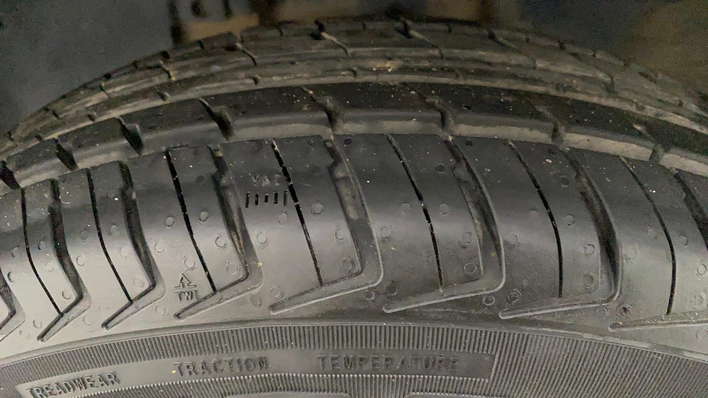 2018 Renault Kwid 1.0 RXT Opt AT, Petrol, Automatic, 19,503 km, Left Front Tyre Tread