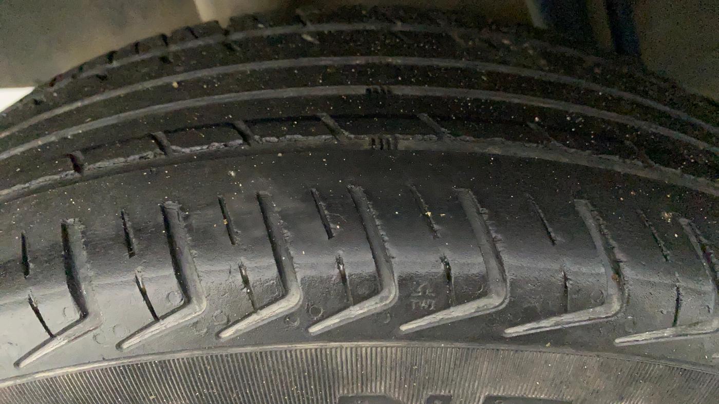 2018 Renault Kwid 1.0 RXT Opt AT, Petrol, Automatic, 19,503 km, Right Rear Tyre Tread
