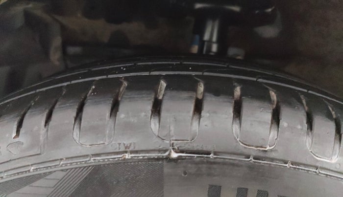 2013 Maruti Swift ZXI, Petrol, Manual, 1,11,240 km, Left Front Tyre Tread