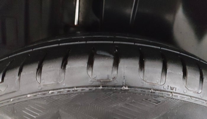 2013 Maruti Swift ZXI, Petrol, Manual, 1,11,240 km, Right Rear Tyre Tread