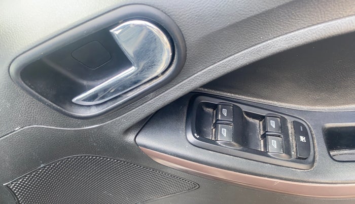 2018 Ford FREESTYLE TITANIUM 1.2 PETROL, Petrol, Manual, 68,864 km, Driver Side Door Panels Control