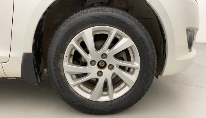 2013 Maruti Swift ZXI, Petrol, Manual, 1,06,424 km, Right Front Wheel