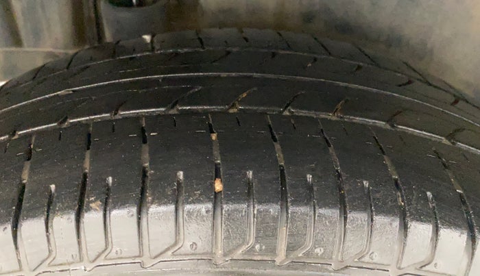 2013 Maruti Swift ZXI, Petrol, Manual, 1,06,424 km, Right Rear Tyre Tread