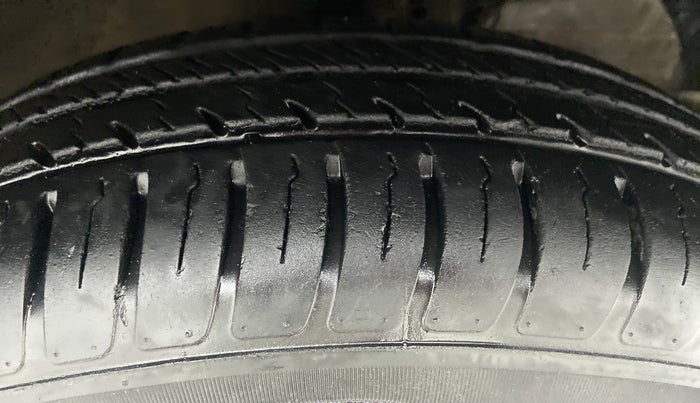 2021 Maruti Swift LXI D, Petrol, Manual, 5,054 km, Right Front Tyre Tread