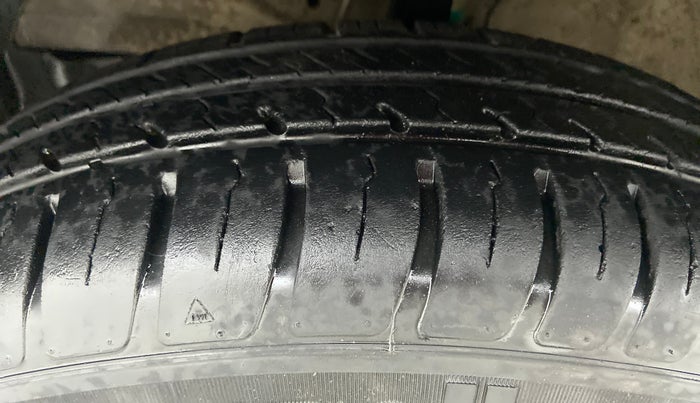 2021 Maruti Swift LXI D, Petrol, Manual, 5,054 km, Left Front Tyre Tread