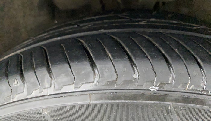 2013 Hyundai Verna FLUIDIC 1.6 SX VTVT OPT, Petrol, Manual, 49,389 km, Right Front Tyre Tread