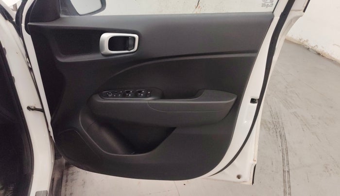 2022 Hyundai VENUE S+ 1.2, Petrol, Manual, 38,396 km, Driver Side Door Panels Control