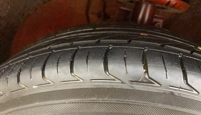 2014 Volkswagen Polo COMFORTLINE 1.2L, Petrol, Manual, 77,024 km, Right Front Tyre Tread