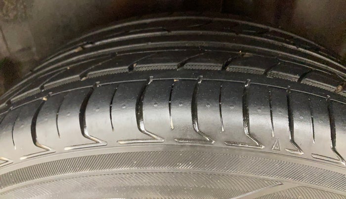 2014 Volkswagen Polo COMFORTLINE 1.2L, Petrol, Manual, 77,024 km, Left Rear Tyre Tread