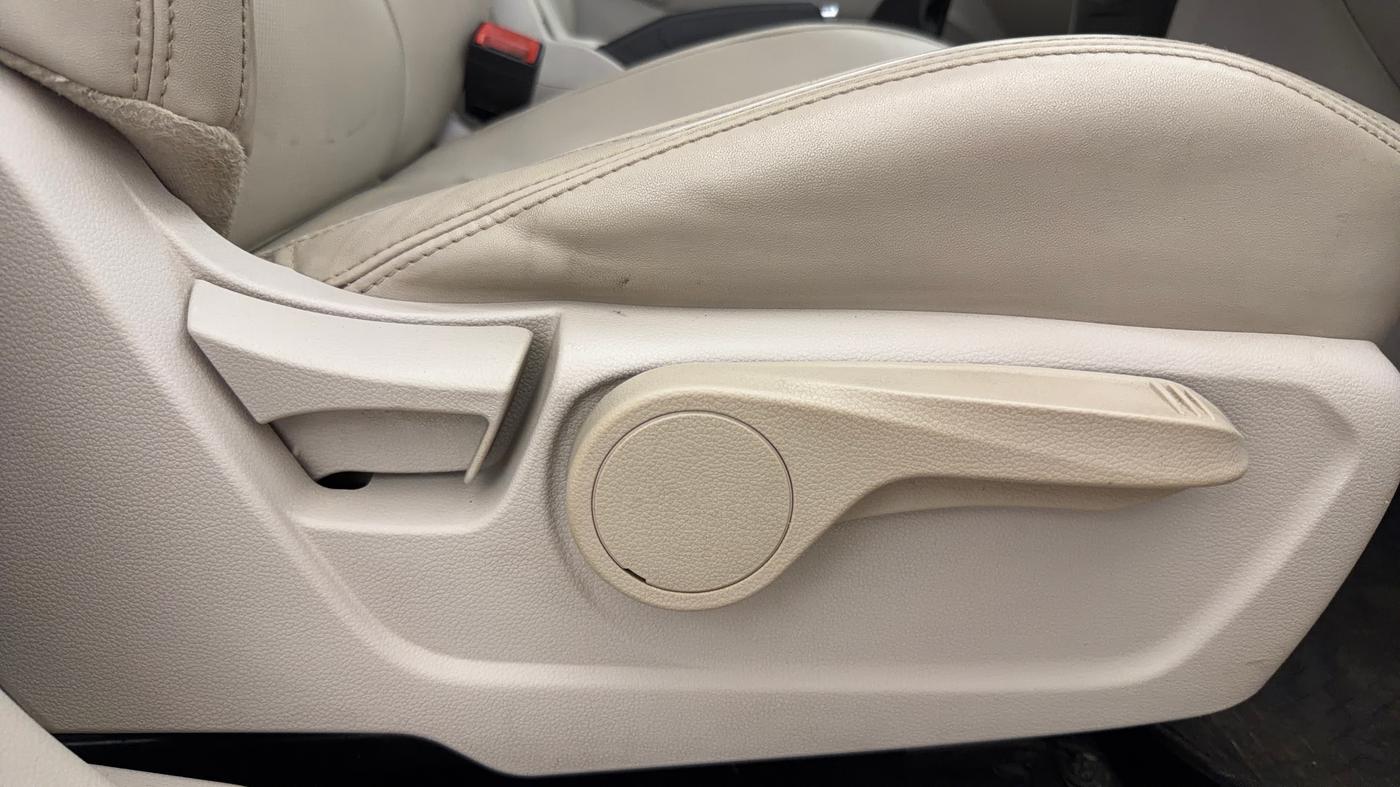 2019 Mahindra XUV300 W8 (O) 1.2 PETROL, Petrol, Manual, 64,948 km, Driver Side Adjustment Panel