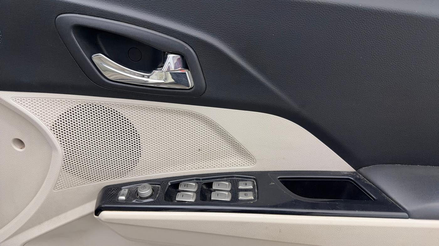 2019 Mahindra XUV300 W8 (O) 1.2 PETROL, Petrol, Manual, 64,948 km, Driver Side Door Panels Control