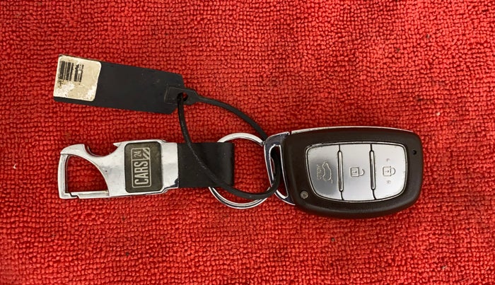 2016 Hyundai Creta SX PLUS 1.6 PETROL, CNG, Manual, 1,01,366 km, Key Close Up