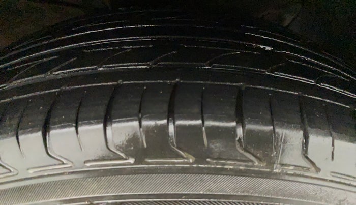 2016 Hyundai Creta SX PLUS 1.6 PETROL, CNG, Manual, 1,01,366 km, Left Front Tyre Tread