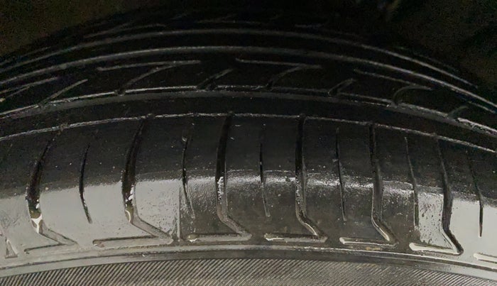 2016 Hyundai Creta SX PLUS 1.6 PETROL, CNG, Manual, 1,01,366 km, Right Rear Tyre Tread